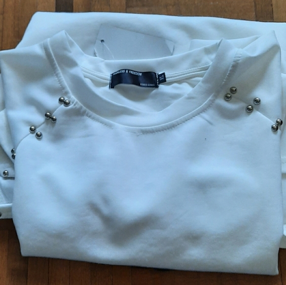 Black & white shirt with artwork - Picture 2 of 3